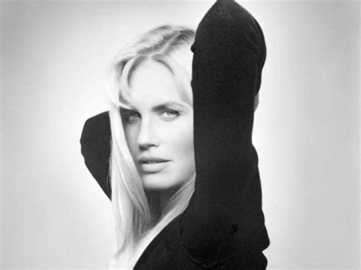 Daryl Hannah photo 1/16