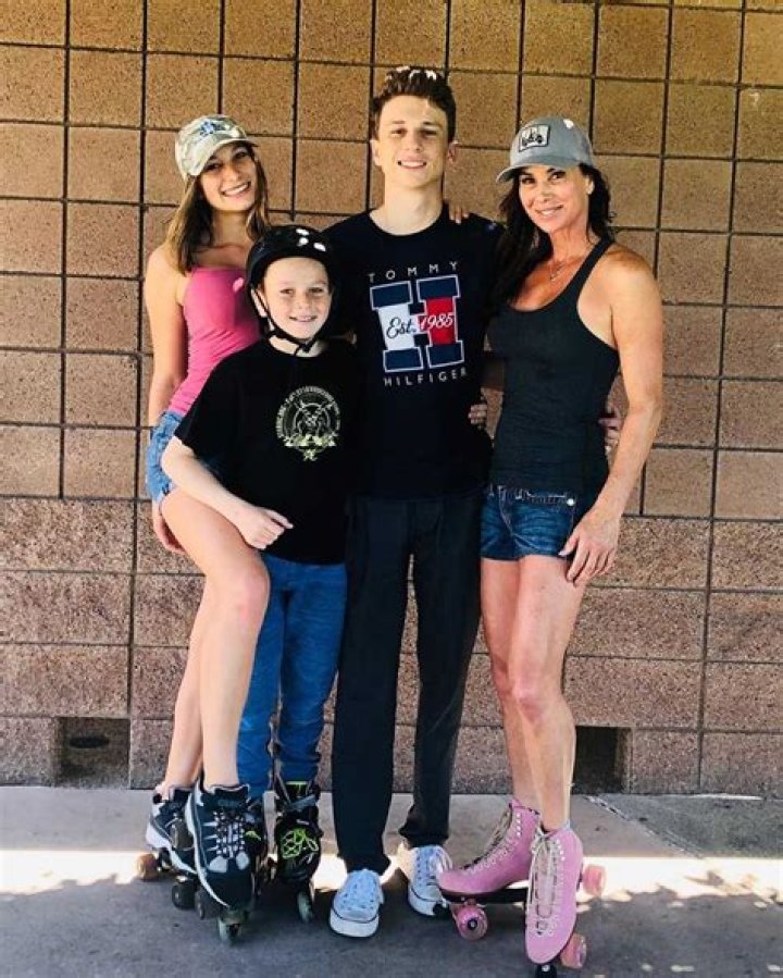 Debbe Dunning measurements, net worth, children, spouse, photos Tuko