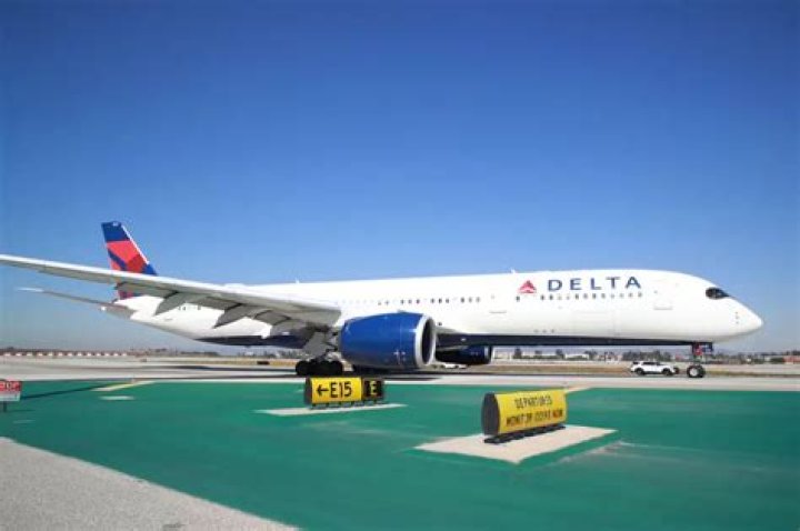 Delta 1943, American Airlines 106 NearMiss at JFK (WATCH)
