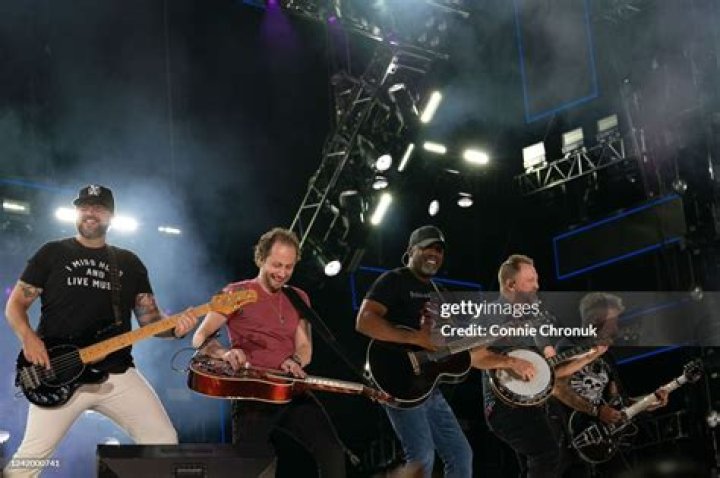 Dierks Bentley & Elle King to Host 'CMA Fest'