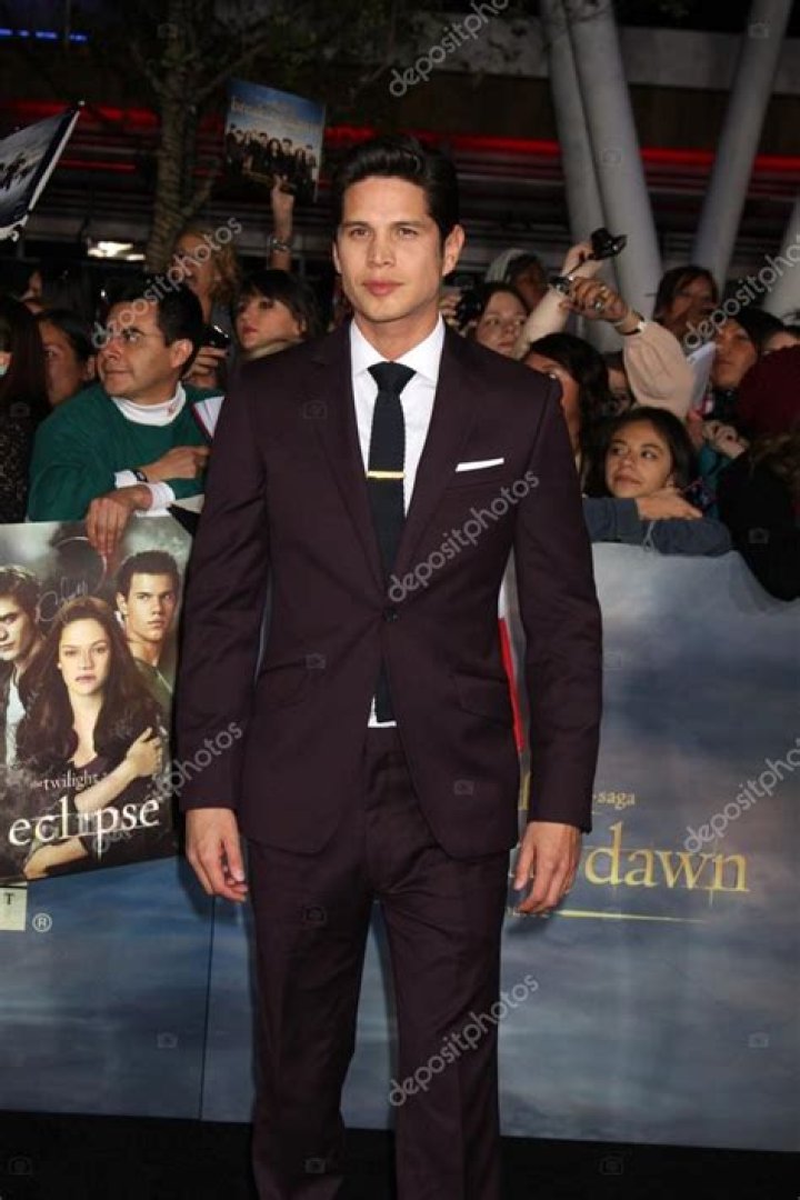 Discovering JD Pardo In Twilight: A Glimpse Into The Actor's Role