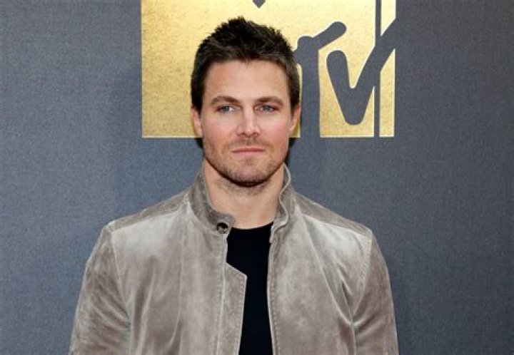 Does Stephen Amell Do His Own Stunts?