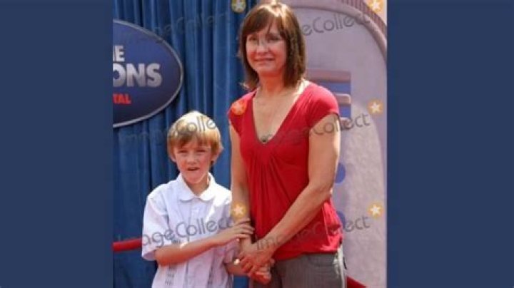 Donovan Roth Who is Laurie Metcalf's son? Dicy Trends