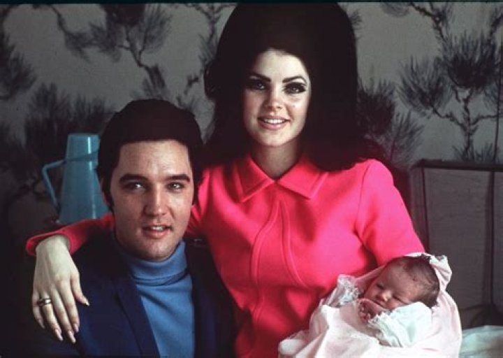 Elvis Presley junto a su madre Gladys 🎬🎥⭐🌟🌠 (Imagen 📷💢 mejorada de