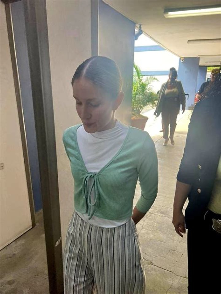 En libertad con grillete maestra acusada de presuntamente abusar