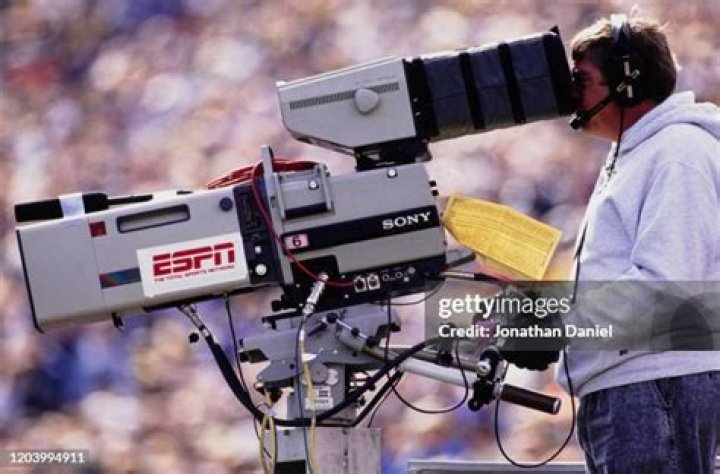 ESPN Cameraman Unwittingly Films Woman Flashing For Beads On Bourbon