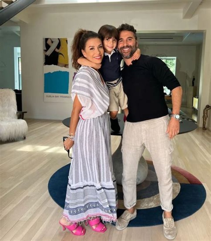 Eva Longoria kisses husband Jos&eacute; Bast&oacute;n while in cheeky swimsuit