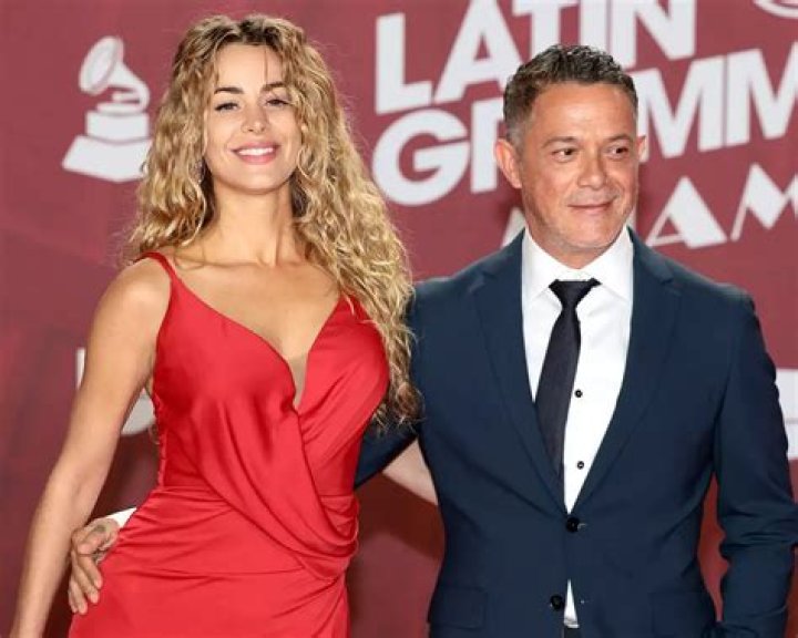 Ex esposa de Alejandro Fern&aacute;ndez, Am&eacute;rica Guinart, posa en bikini