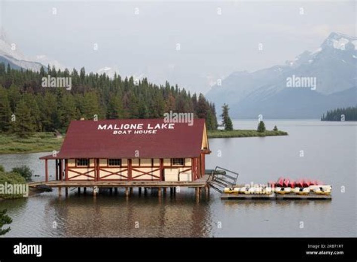 FileCanada Boat House am Maligne Lake, Jasper NP, Alberta, CA.jpg