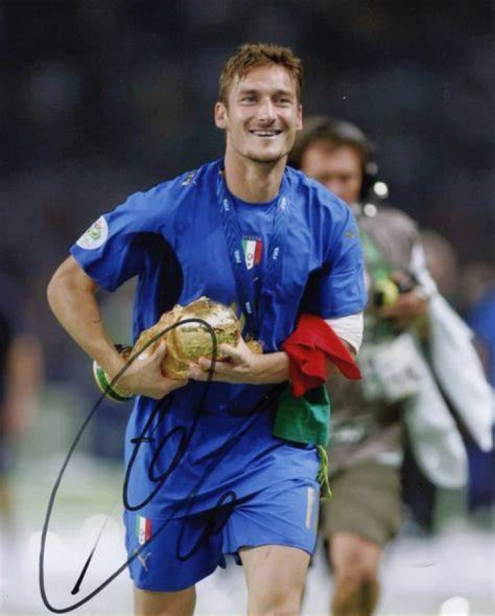 Francesco Totti Signed Photo Soccer (Italy National Football Team
