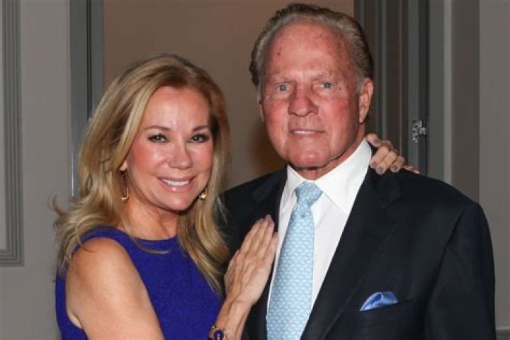 Frank Gifford was star on field, in broadcast booth
