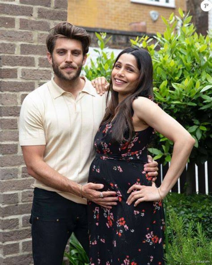 Freida Pinto accueille son premier b&eacute;b&eacute; avec son mari Cory Tran Crumpe