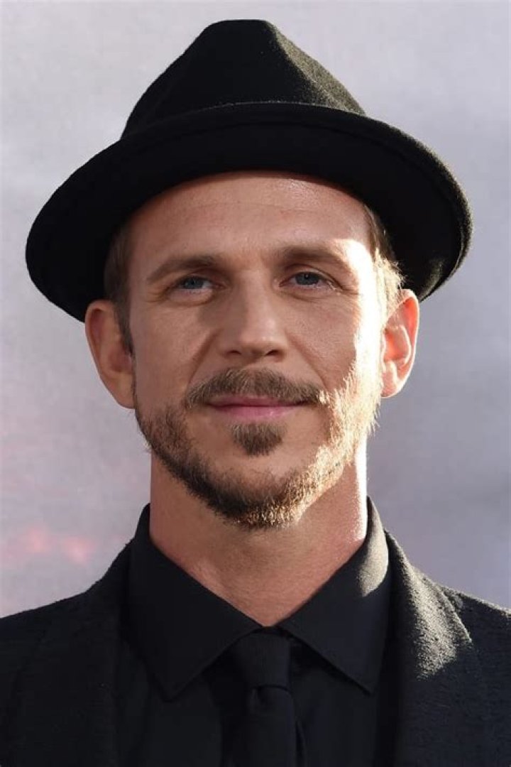 Gustaf Skarsg&aring;rd Wiki, Age, Height, Girlfriend, Wife, Family, Biography