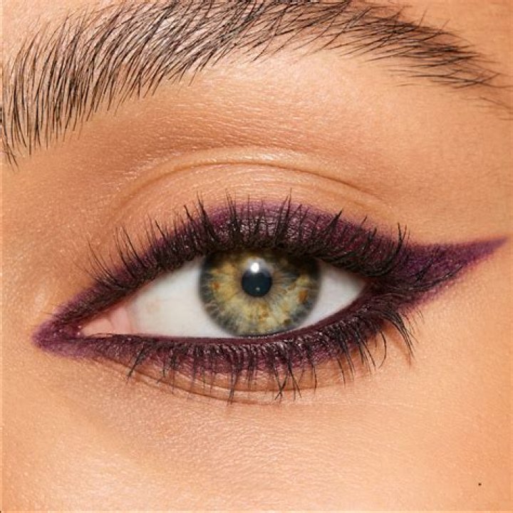Hailey Bieber&rsquo;s Deep Green Eyeliner Is Party Season Goals Vogue