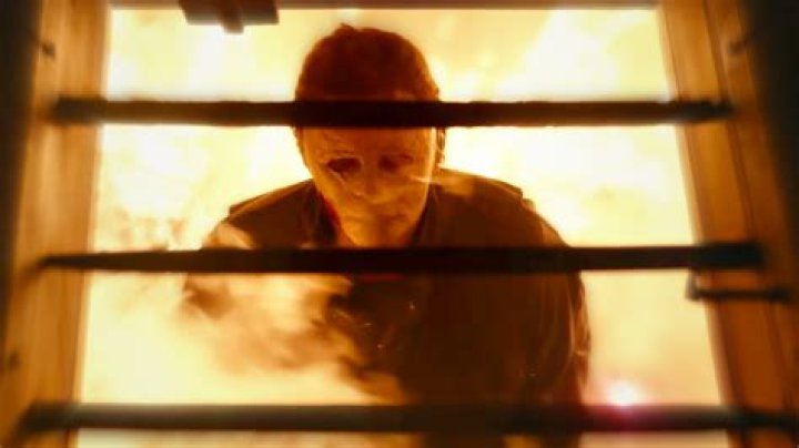 Halloween Kills The Newest Behind The Scenes Video Shows Michael Myers Stepping Out Of The Fire!