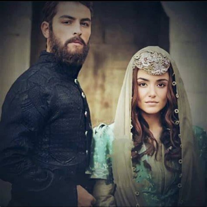 Hande Er&ccedil;el ile Boran Kuzum g&ouml;z g&ouml;ze! "Bu bakışlardan aşk doğar