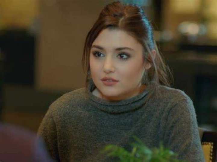 Hande ercel , hayat , hazel , selin , pyaar lafzon mein Kahan, burak