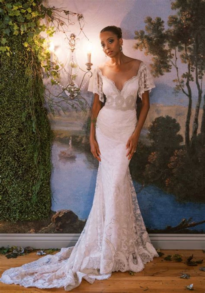 HANNAH backlessweddingdress Classic wedding dress, Wedding, Floral