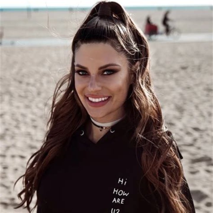 Hannah Stocking Biography Height, Net Worth, Boyfriend, Parents, Age