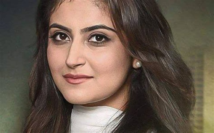 Hiba Bukhari Height, Weight, Age, Husband, Family, Biography & More