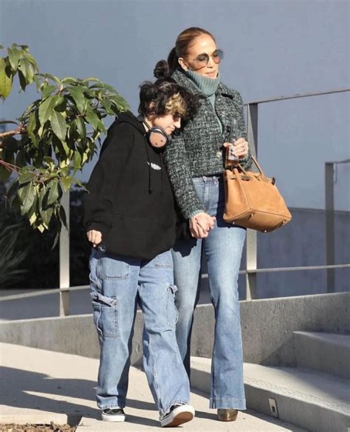 Hija de Jennifer L&oacute;pez captada de la mano de misterioso y joven gal&aacute;n