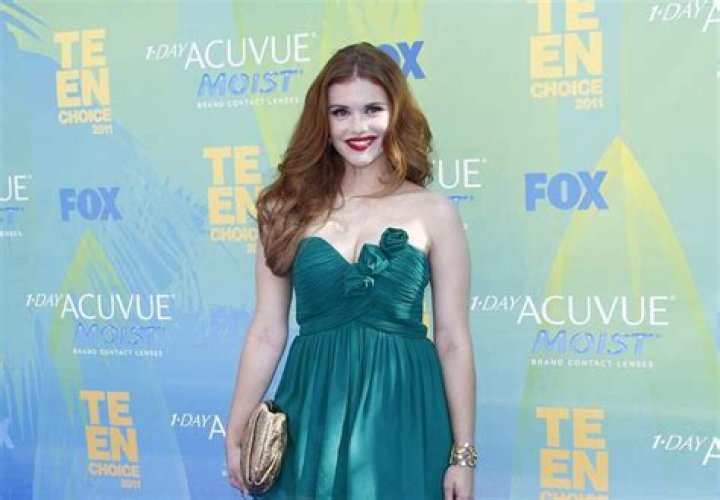 Holland Roden Bio, Age, Married Status, Instagram, Vikings, Child