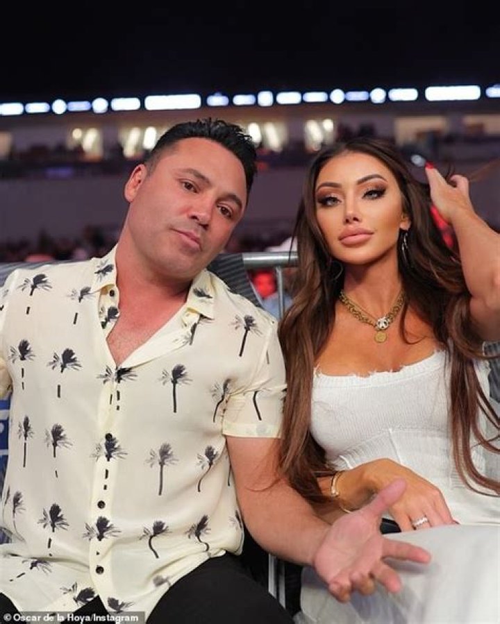 Holly Sonders dating former Boxing and MMA star Oscar De La Hoya ⋆
