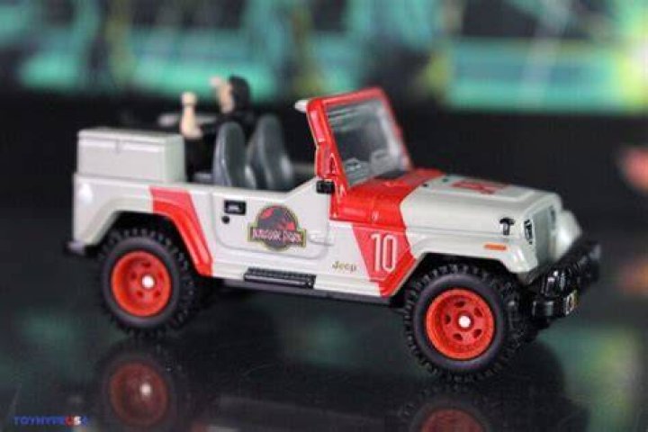 Hot Wheels Jurassic Park Jeep Wrangler & Dr. Ian Malcolm Mattel Creations