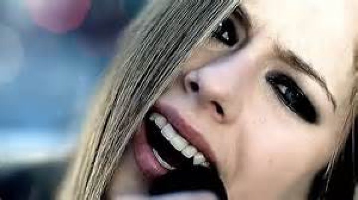 How Avril Lavigne Influenced Teenagers? SocialStar