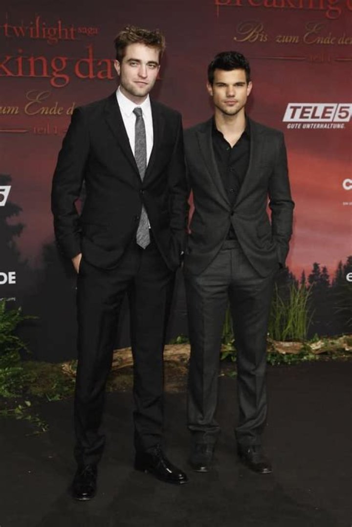 How tall is Robert Pattinson Super Stars Bio
