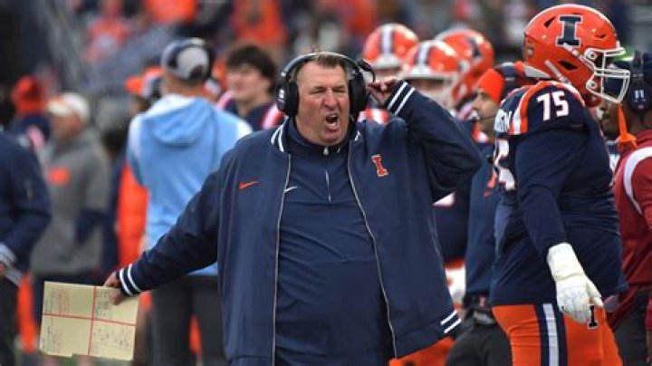 Illinois&rsquo; Bret Bielema frustrated with officiating after loss to