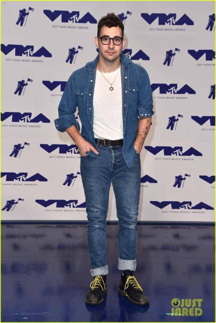 Jack Antonoff Rocks Denim Look on MTV VMAs 2017 Red Carpet Photo