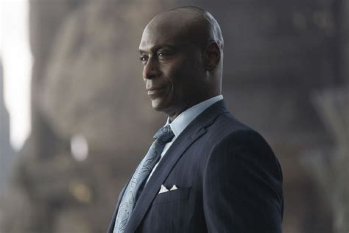 Jackson lance un nouveau look tresses Blue Box et visage ras&eacute;