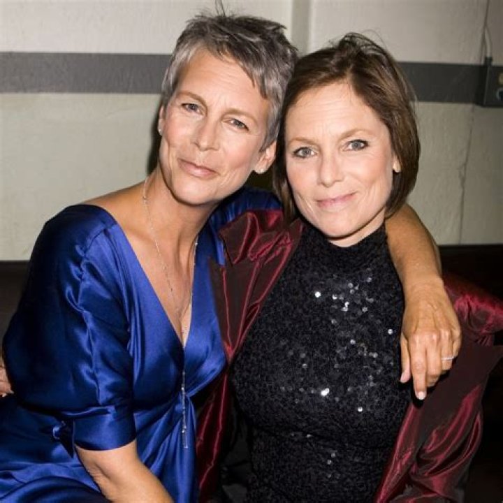 Jamie Lee Curtis and Kelly Curtis Recall Living With Mom Leigh