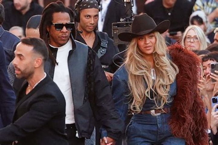 JayZ Performs at Paris Fashion Week for Pharrell&rsquo;s Louis Vuitton Debut