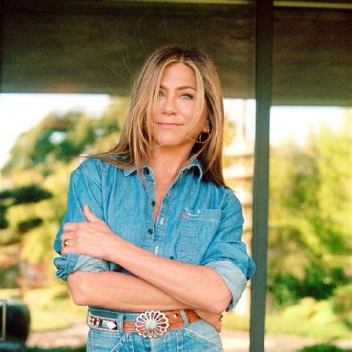 Jennifer Aniston Adds Color on the Red Carpet! Photo 2438090 Gerard
