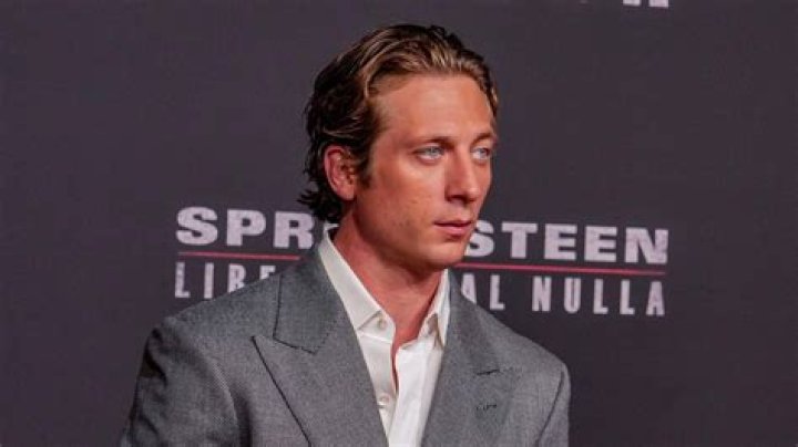 Jeremy Allen White Shows Off His Fit Physique During Shirtless Workout