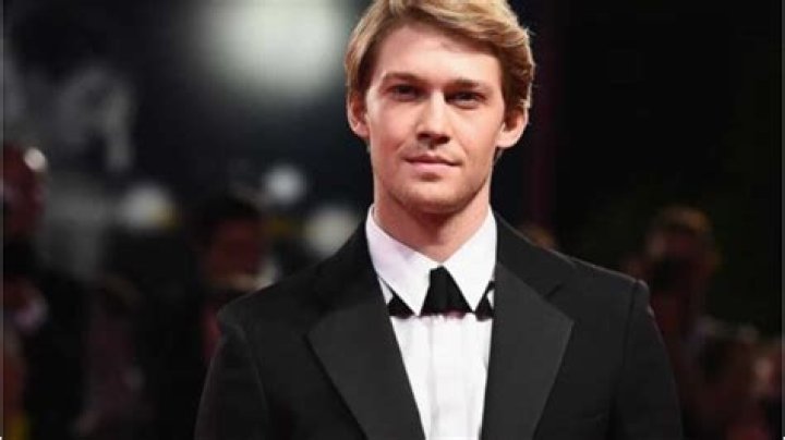 Joe Alwyn bio net worth, age, girlfriend, height, family & More Kemi