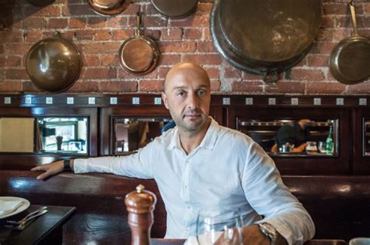 Joe Bastianich furioso come non mai, volano piatti e parole