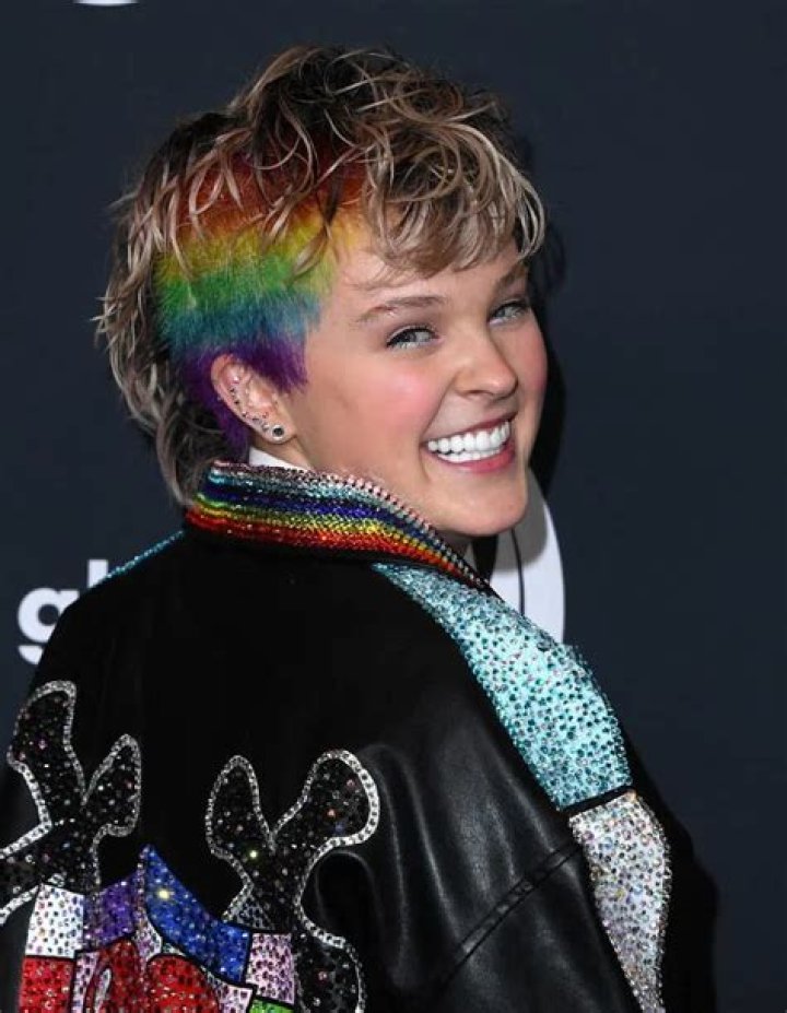JoJo Siwa Explains Her "Gay Awakening" and How She Realized "Women Are