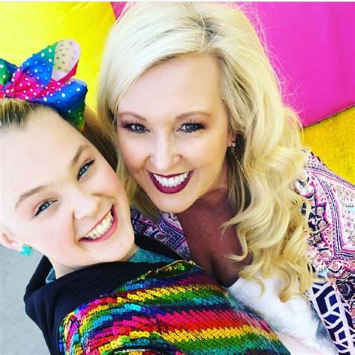 Jojo Siwa family creative parents, supporting brother and lots of fans