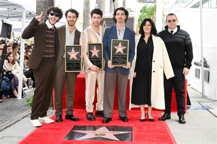 jonas brothers father died