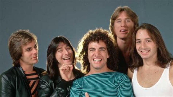Journey's Steve Perry takes the stage for the first time in 19 years
