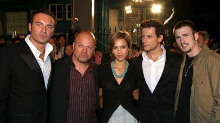 Julian McMahon Height