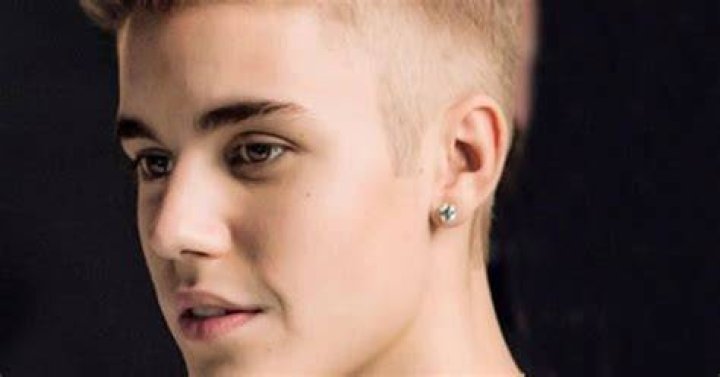 Justin Bieber Fan Get Punched In The Face For Taking His Pics