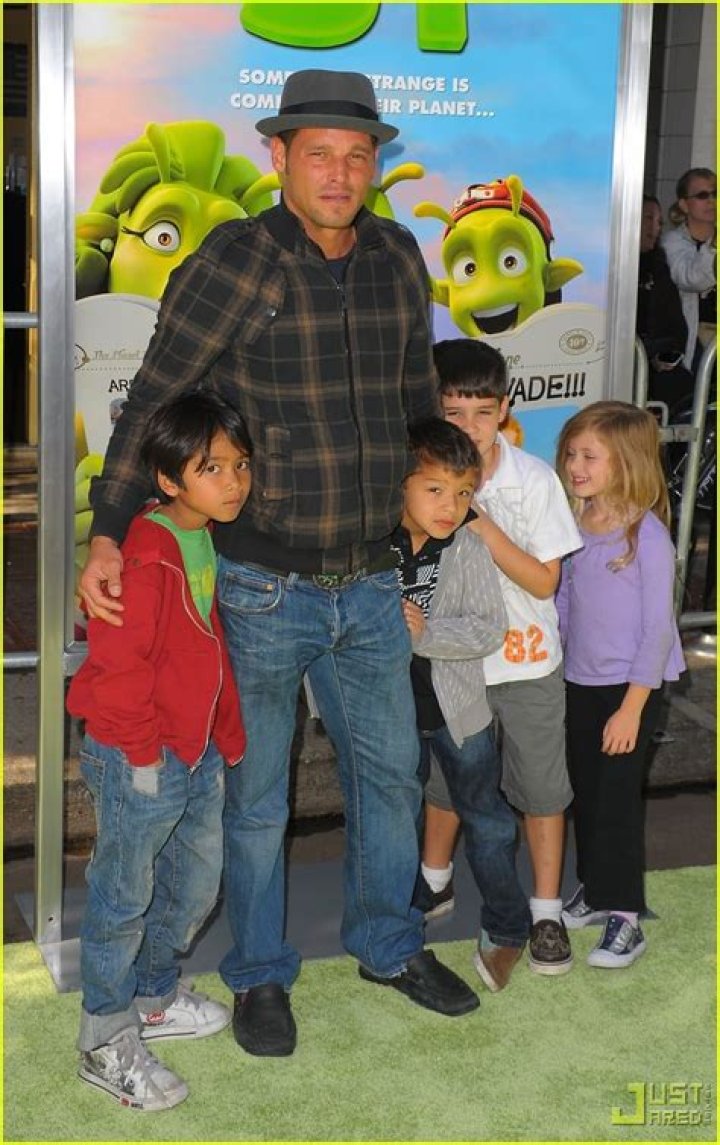 Justin Chambers Brings His Kids to Movie Premieres Photo 2363701