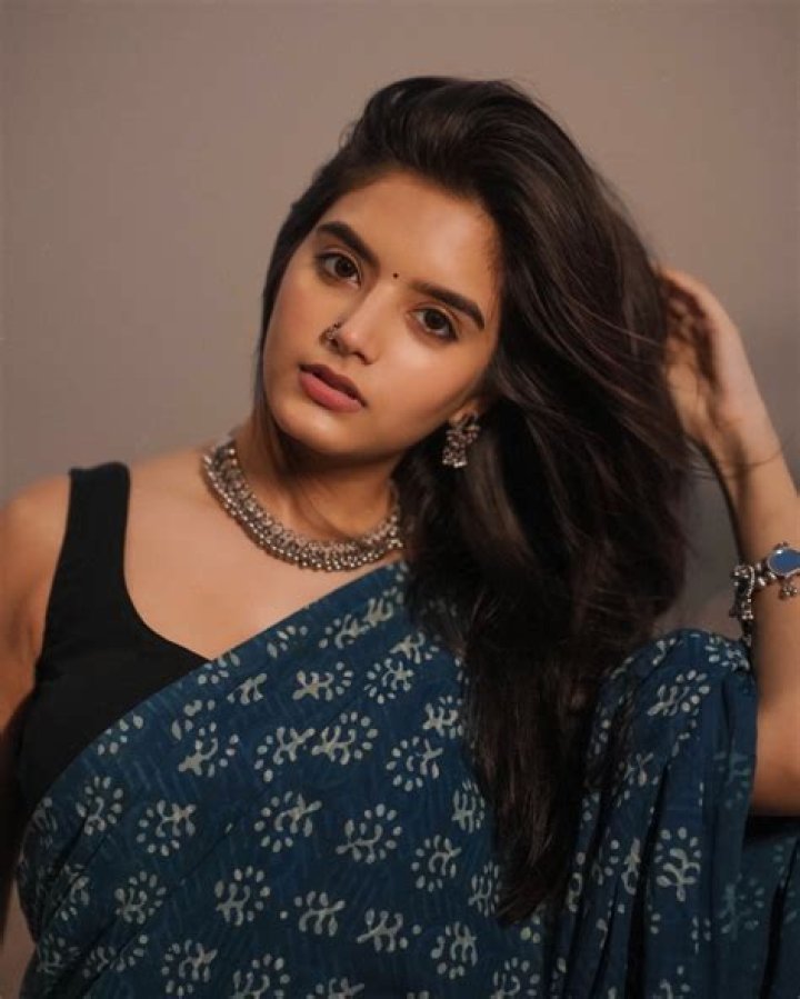Katie Douglas&rsquo; Height Short Actress Embraces Bra and Blazer Trend at