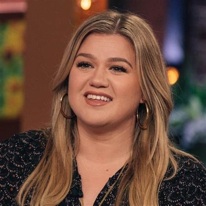 Kelly Clarkson looks her slimmest yet as she wows fans in skintight