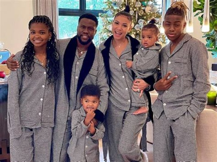 Kevin Hart With His Family Family photo outfits, Family photo outfits
