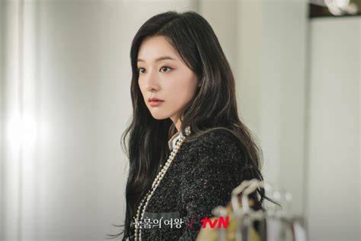 Kim Ji Won Exudes The Aura Of A Queen In &ldquo;Queen Of Tears&rdquo;